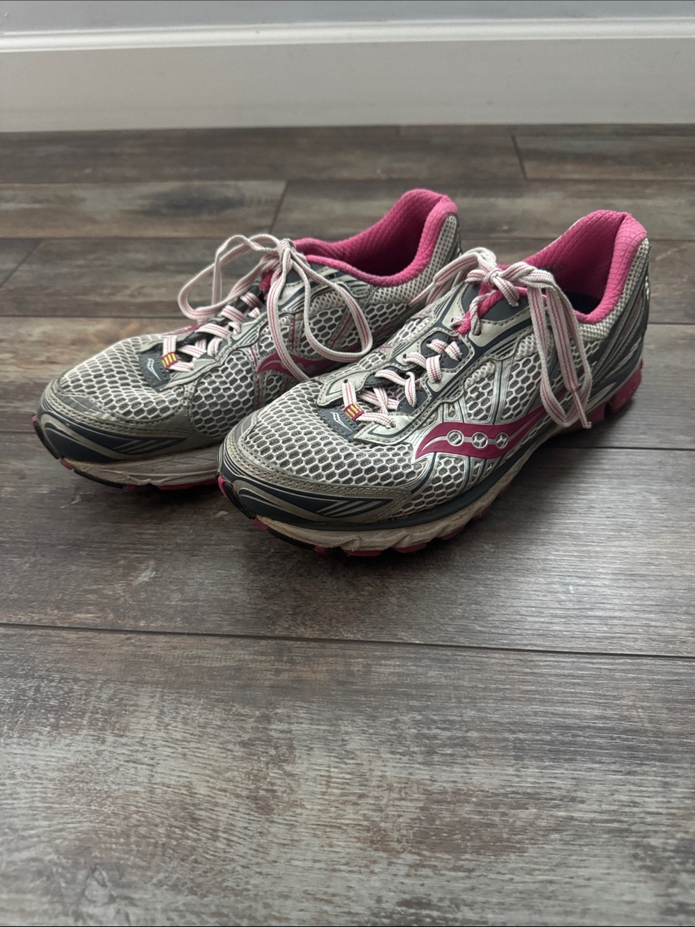 Saucony Women's Gray and Pink Athletic Running Sneakers